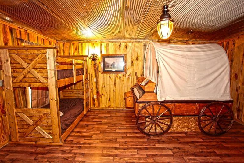 Diamonds Old West Hotel Мърфрисборо Екстериор снимка