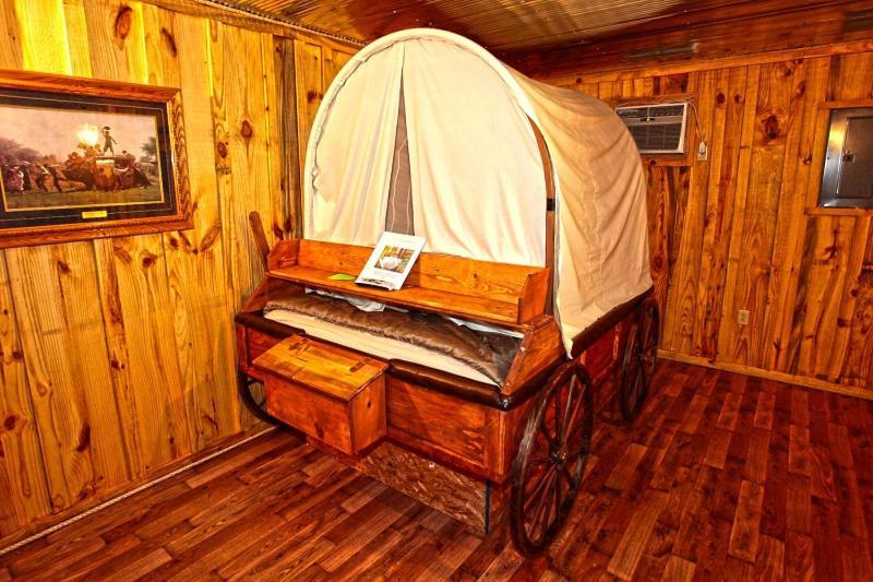 Diamonds Old West Hotel Мърфрисборо Екстериор снимка